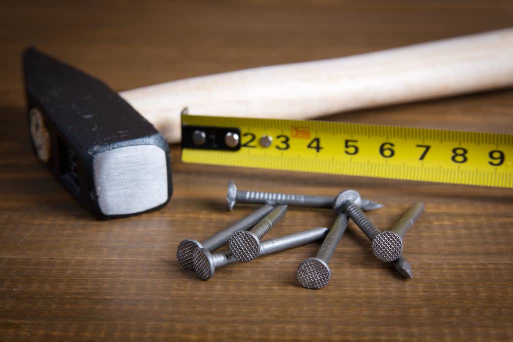 misura, martello e chiodi