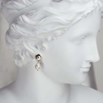 anniversary gifts for women: pearl earrings